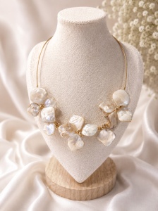 Perla Ivory – Colier statement floral cu efect sidefat
