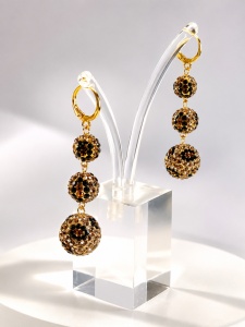 Cercei lungi aurii cu cristale tip Leopard – eleganță și strălucire