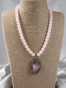 Rose Whisper – Colier cu Cuart Roz și pandantiv statement