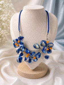 Blue Mirage – Colier statement floral în nuanțe de albastru regal