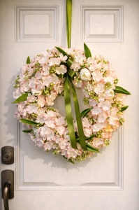 Coroniță Decorativă cu Flori de Cireș și Fundă Verde