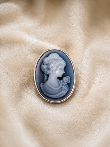 Broșă Camee Grey Lady – Eleganță Vintage