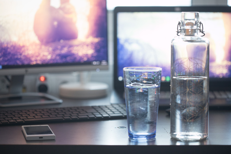 Hidratarea și Productivitatea la Birou: De ce să ai mereu un pahar cu apă pe birou?