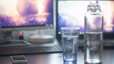 Hidratarea și Productivitatea la Birou: De ce să ai mereu un pahar cu apă pe birou?