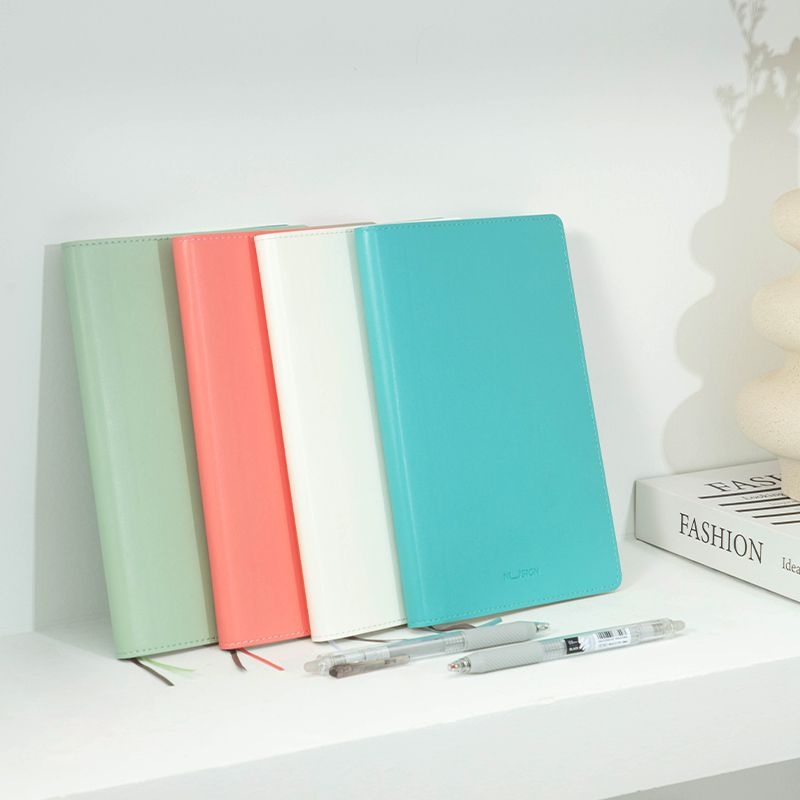 Caiet birou Deli, A5, 96 file, dictando, copertă imitație piele, 80 g/mp