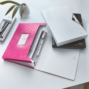 Mapa plastic cu 6 compartimente LEITZ WOW A4, organizare inteligentă, închidere cu elastic, design modern.