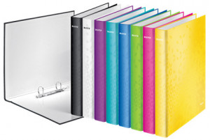 Caiet mecanic Leitz WOW A4 2 inele 25mm carton laminat parțial reciclat – design vibrant, mecanism 2DR, ideal pentru organizare sustenabilă.