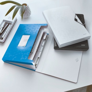 Mapa plastic cu 6 compartimente LEITZ WOW A4, organizare inteligentă, închidere cu elastic, design modern.