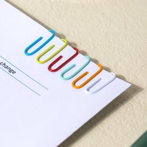Agrafe metal Deli, 29mm, color, 100 buc, cutie plastic 6