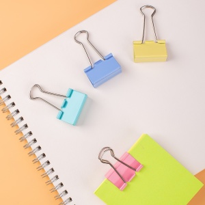 Clips color hârtie Deli 32mm, plastic, 24 buc/cutie3