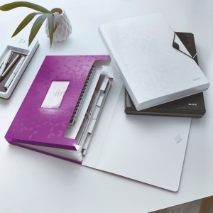 Mapa plastic cu 6 compartimente LEITZ WOW A4, organizare inteligentă, închidere cu elastic, design modern.