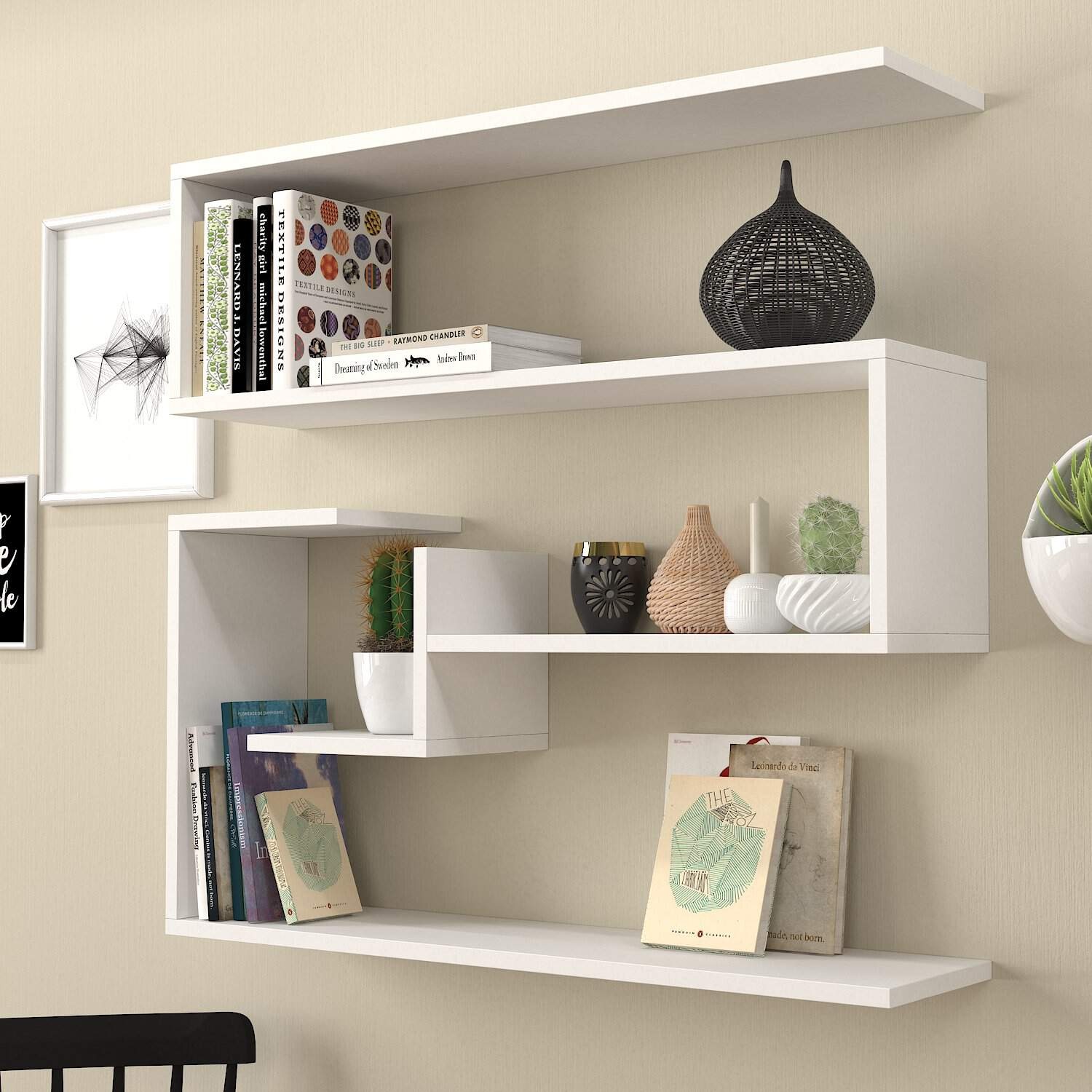 2. Stilul clasic în designul interior - cum poți amenaja un spațiu în stilul clasic- rafturi albe de perete, decoratiuni-min Stilul clasic - caracteristicile sale în designul interior. Cum poți amenaja un spațiu în stilul clasic?, 12,