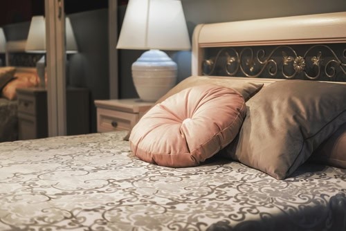 3. Decorațiuni interioare pentru stilul clasic - idei prin care îți poți personaliza spațiul- perna roz pe pat-min Stilul clasic - caracteristicile sale în designul interior. Cum poți amenaja un spațiu în stilul clasic?, 18,