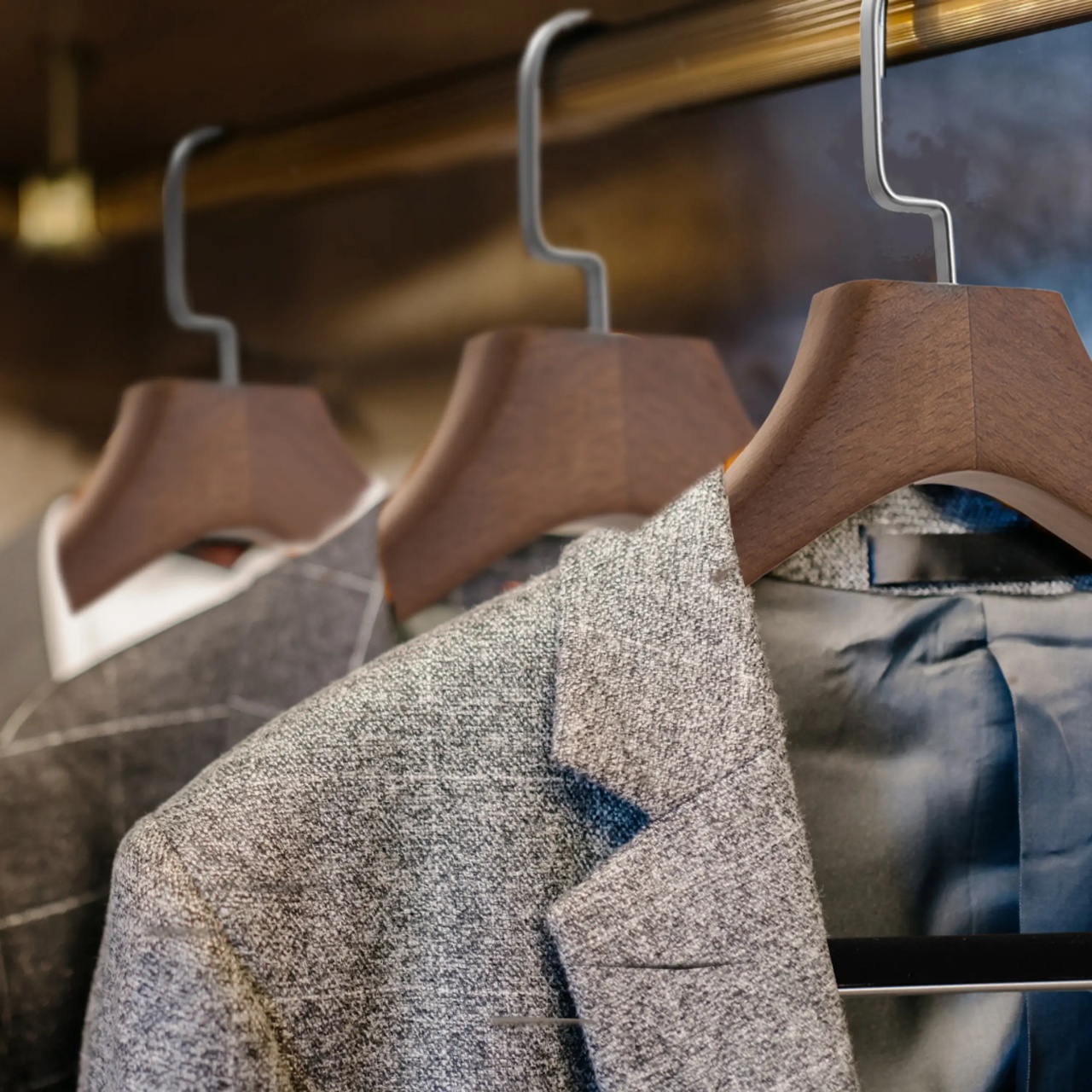 Umeraș de lux pentru costum din lemn masiv maro vintage cu umeri lați si bară pentru pantaloni, 1 bucata - imagine 6