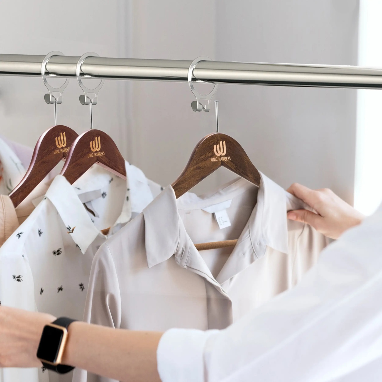 Umeraș Hotel din lemn cu carlig antifurt si margini de catifea, Vintage, 1 bucata - imagine 6