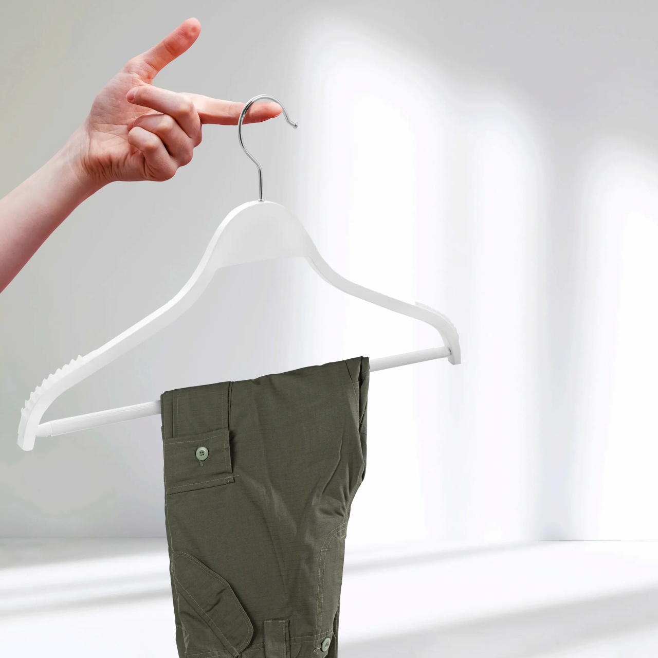 Umeraș din lemn, cu margini de cauciuc anti-alunecare, bara pentru pantaloni si design modern, Alb, 1 bucata - imagine 2