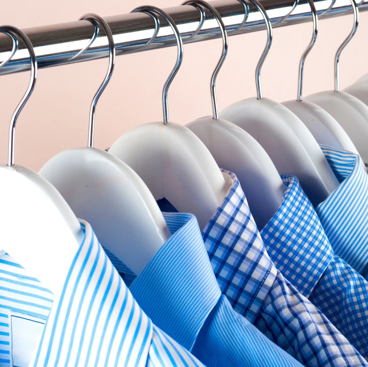 Umeraș din lemn, cu margini de cauciuc anti-alunecare, bara pentru pantaloni si design modern, Alb, 1 bucata - imagine 6