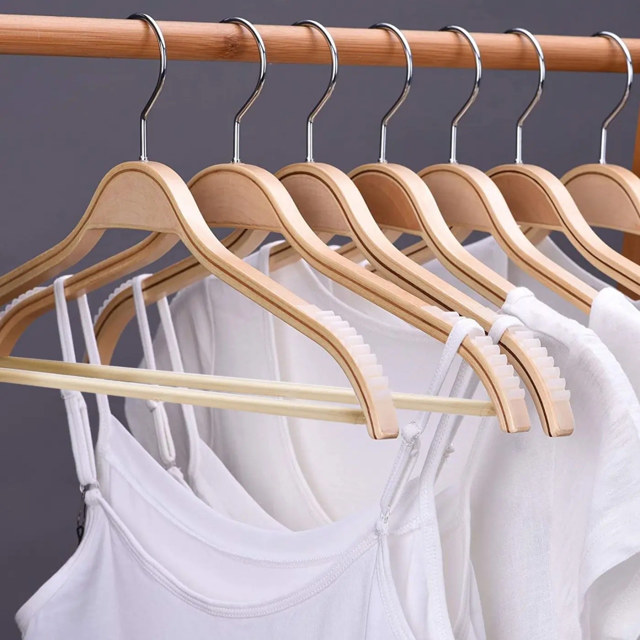 Umeraș din lemn cu margini de cauciuc anti-alunecare, pentru tricouri și bară pentru pantaloni, Natur, 1 bucata - imagine 8