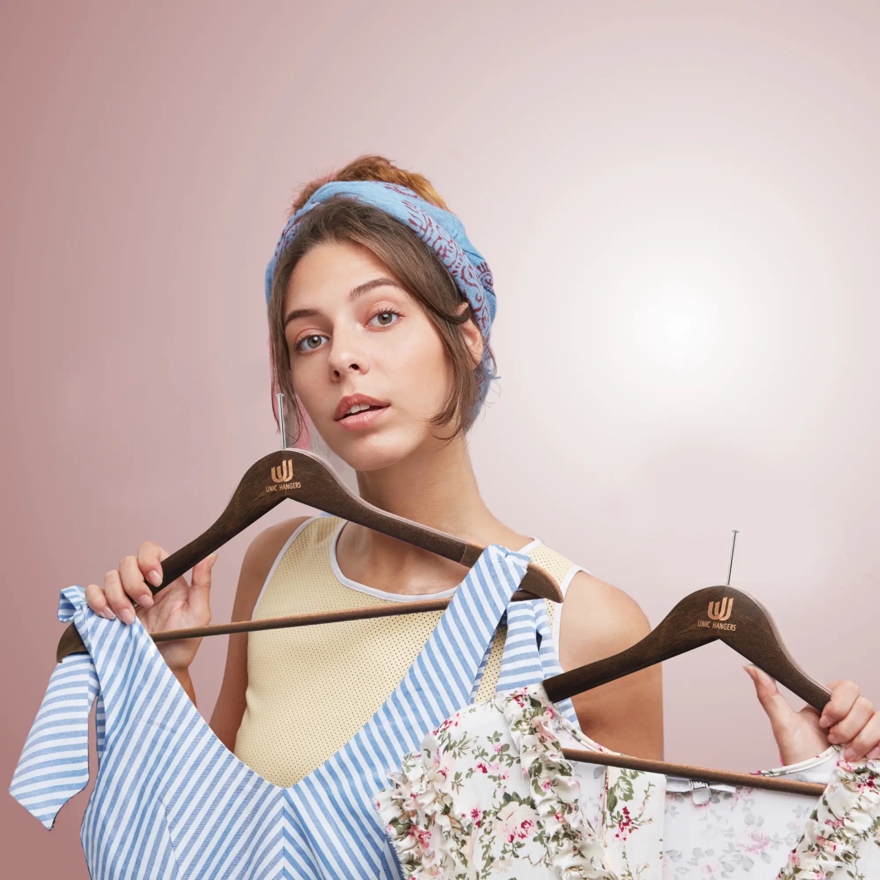 Umeraș Hotel din lemn cu carlig antifurt si margini de catifea, Vintage, 1 bucata - imagine 3