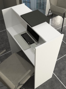 Partea dinspre operator, văzută de sus, cu laptop și cană pe blat