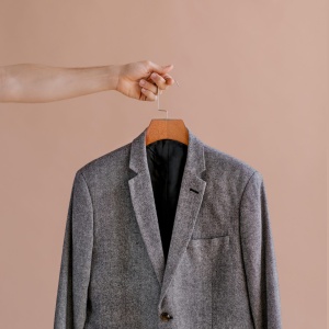 Umeraș de lux din lemn maro vintage cu cârlig rotativ, umeri lați și design modern, 1 bucata - Img 6