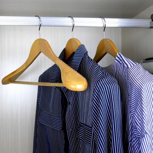Umeraș din Lemn cu umeri lați și design modern, pentru Costum/Tricouri, Natur, 1 bucata - Img 5