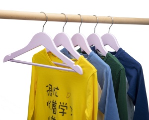 Umeraș din lemn de artar cu bara pentru pantaloni, pentru copii, Roz, 1 bucata - Img 6