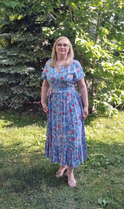 Rochie midi albastra din viscoza in clos cu flori roz si cordon in talie