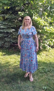 Rochie midi albastra din viscoza in clos cu flori roz si cordon in talie