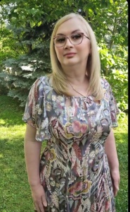 Rochie midi gri cu roz din voal in clin cu fir lurex si decupaje la decolteu