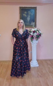 Rochie bleumarin lunga din satin in clos cu buline rosii si volan