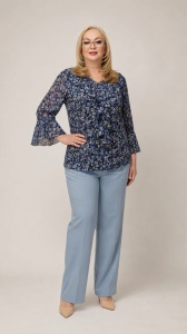 Bluza bleumaren cu imprimeuri florale si volanas la decolteu
