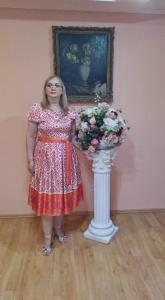 Rochie midi bej din satin in clos cu imprimeuri coral si cordon in talie - Img 1