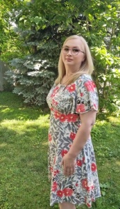 Rochie midi ivory din viscoza in clin cu imprimeu gri-corai si decupaje la decolteu - Img 3