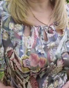 Rochie midi gri cu roz din voal in clin cu fir lurex si decupaje la decolteu - Img 2
