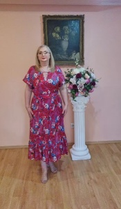 Rochie midi rosie din viscoza in clos cu imprimeu multicolor si cordon in talie