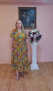 Rochie midi galbena din vascoza cu imprimeuri si cordon in talie