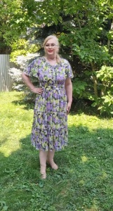 Rochie midi mov din voal cu imprimeuri florale in clos cu volanase