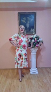 Rochie vaporoasa cu flori tmulticolore din viscoza cu croi drep