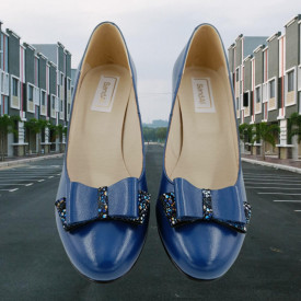 Pantofi dama eleganti, piele naturala, albastru cu funda, toc mediu gros imbracat cu flori albastre, Sandali