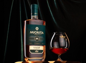 Vinars Miorita VSOP 0.7L + 2 Pahare 2