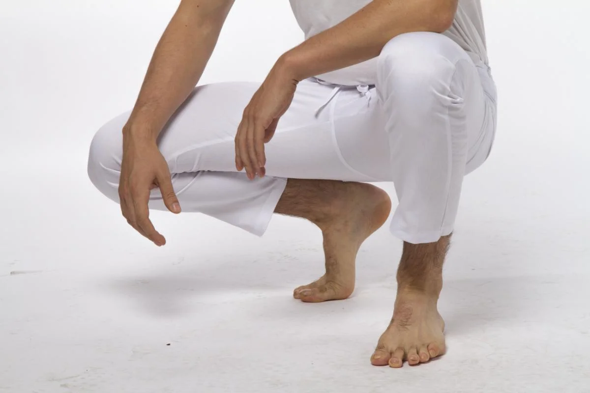 1. Elastanul-pantaloni albi barbatesti