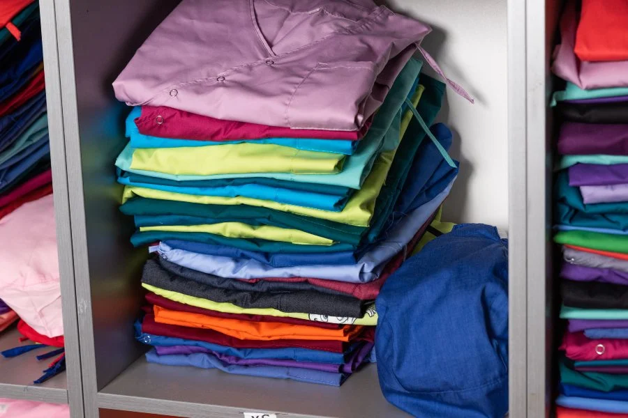 3. Poplin brodat - cum se intretin corect halatele si uniformele medicale realizate din acest material_Bluze, pantaloni, uniforme medicale colorate