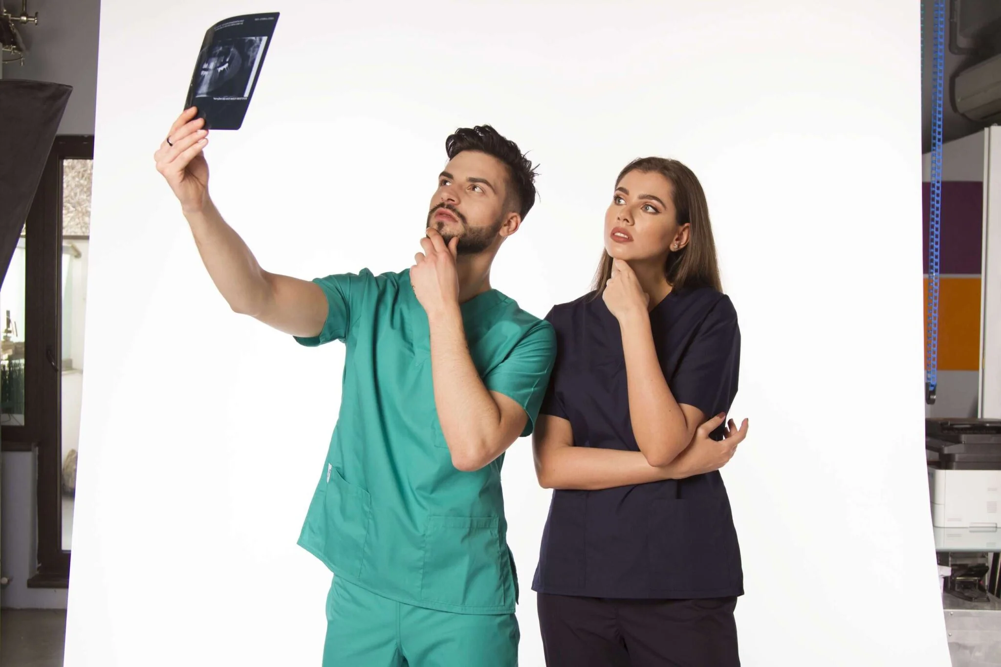 3 echipamentul de protectie in spital - asistent, asistenta medicala