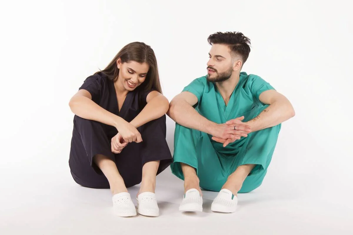 2. Cine a inventat uniformele medicale moderne?