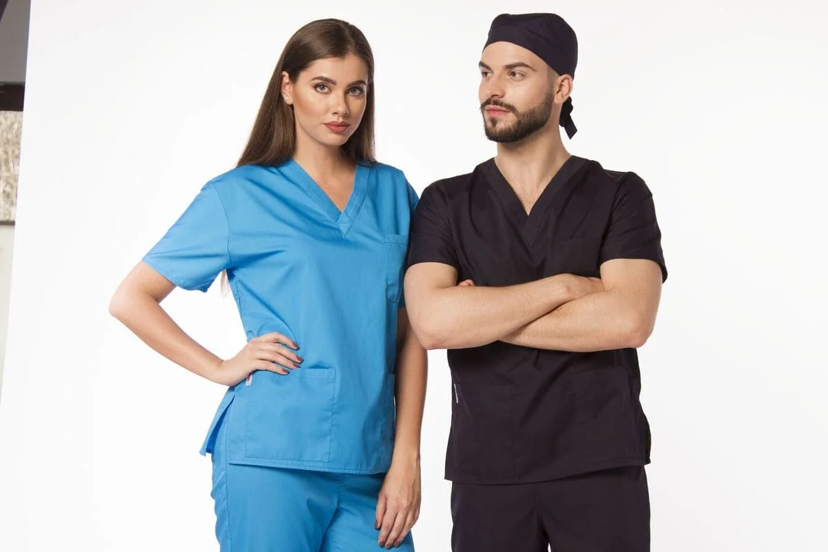 2. Medicul internist - bărbat, femeie, uniformă medicală neagră, bonetă neagră, uniformă medicală albastră