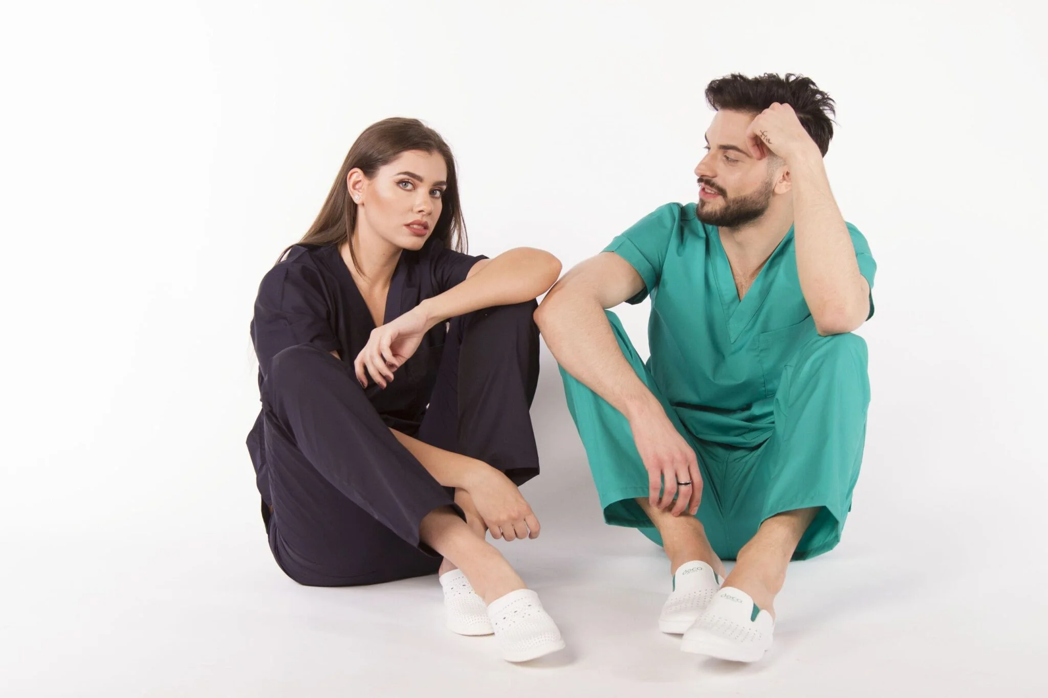 3. Ce face un chirurg - medici, uniformă medicală neagră, uniformă medicală verde, încălțăminte albă