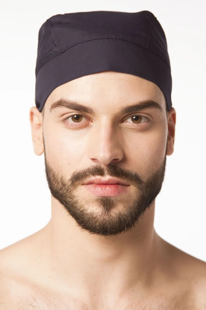 4. Ce face un chirurg - medic, bonetă neagră, barbă