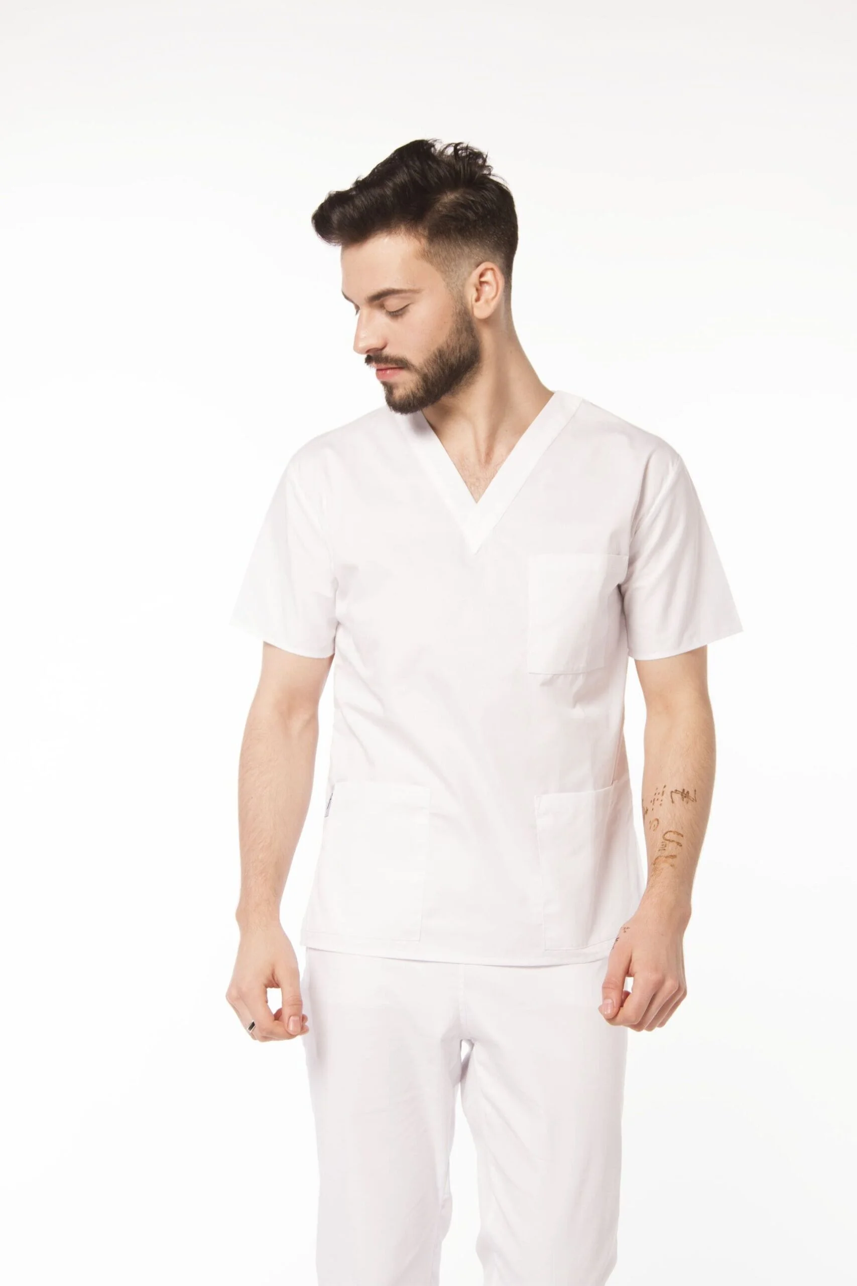 4. Ce face un chirurg - medic bărbat, uniformă medicală albă, pantaloni medicali albi, bluză medicală albă
