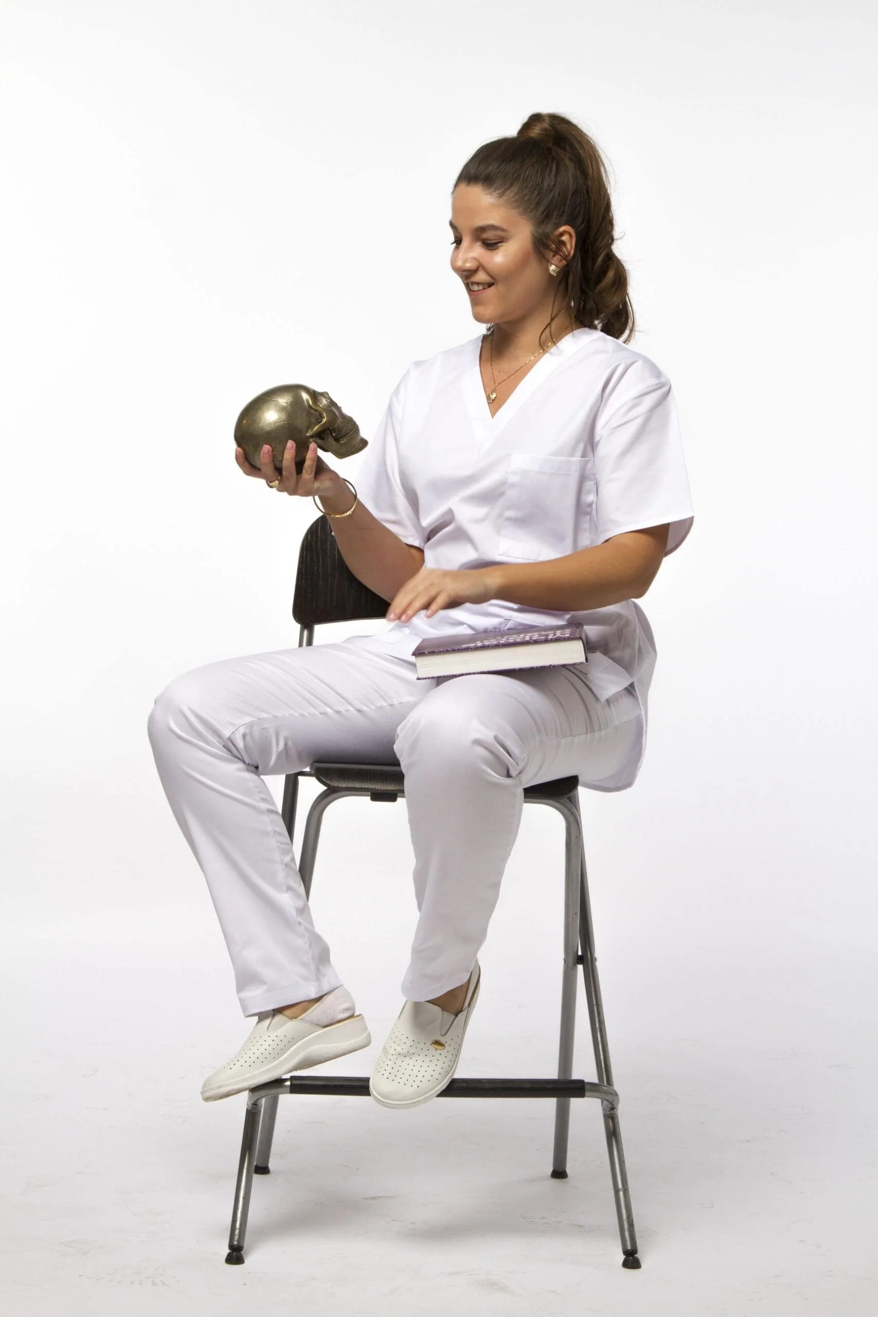 3. Ce face un medic neurolog - femeie, costum medical alb